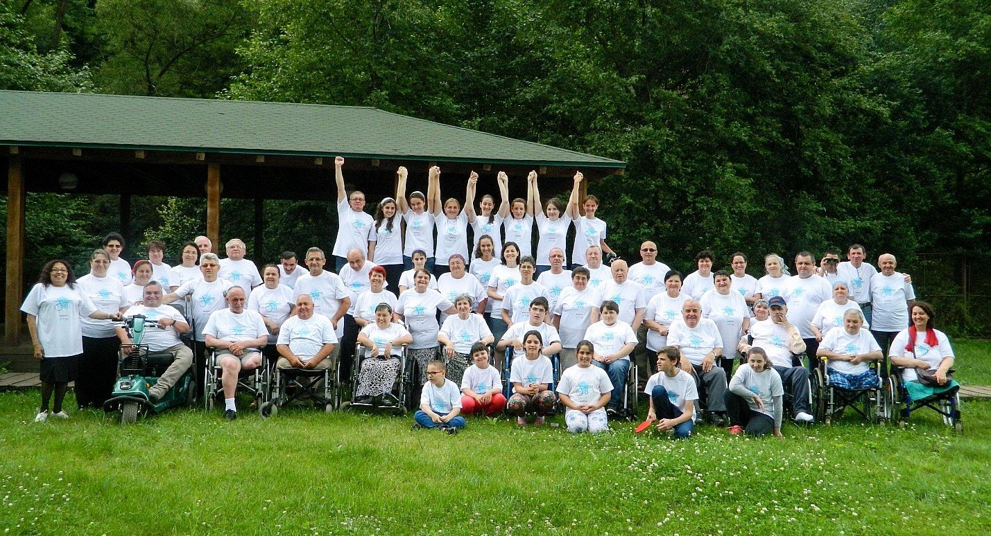 Grote groepsfoto van deelnemers en vrijwilligers van een Caritatea-kamp in Roemenië