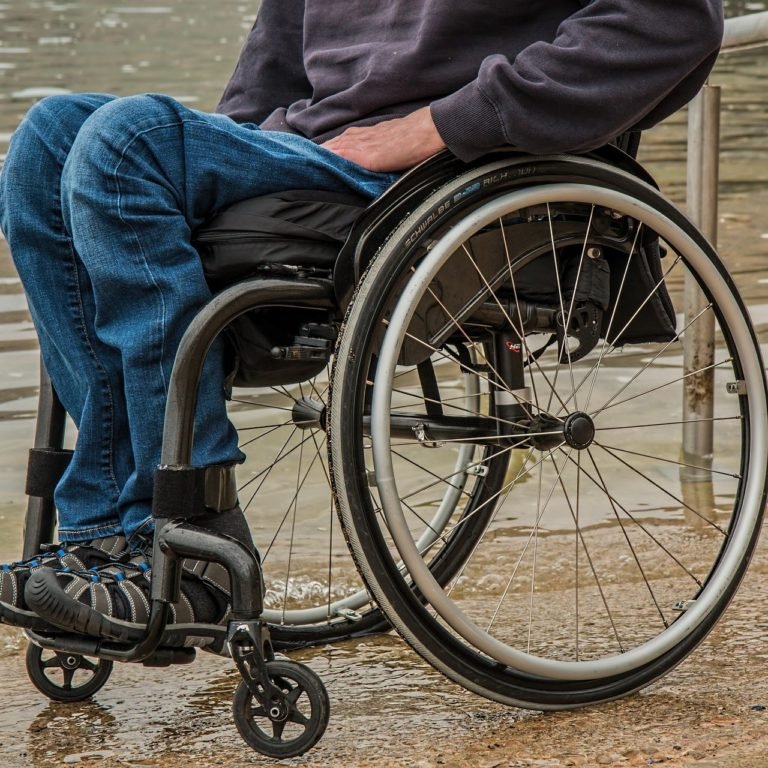 Man in een rolstoel, verstrekt door Caritatea