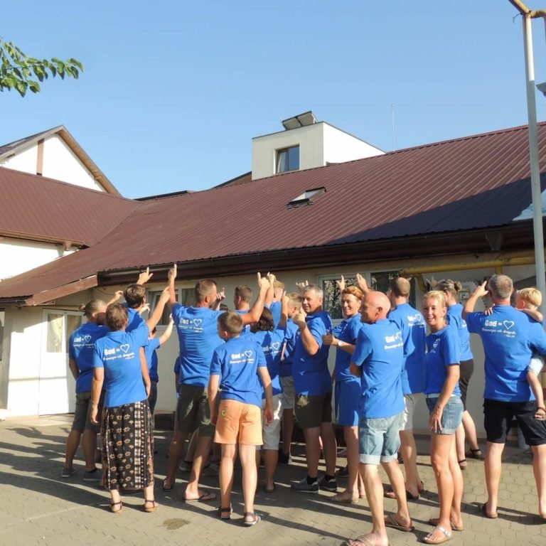 Het Nederlandse werkteam voor het gebouw van Caritatea na het vervangen van het dak