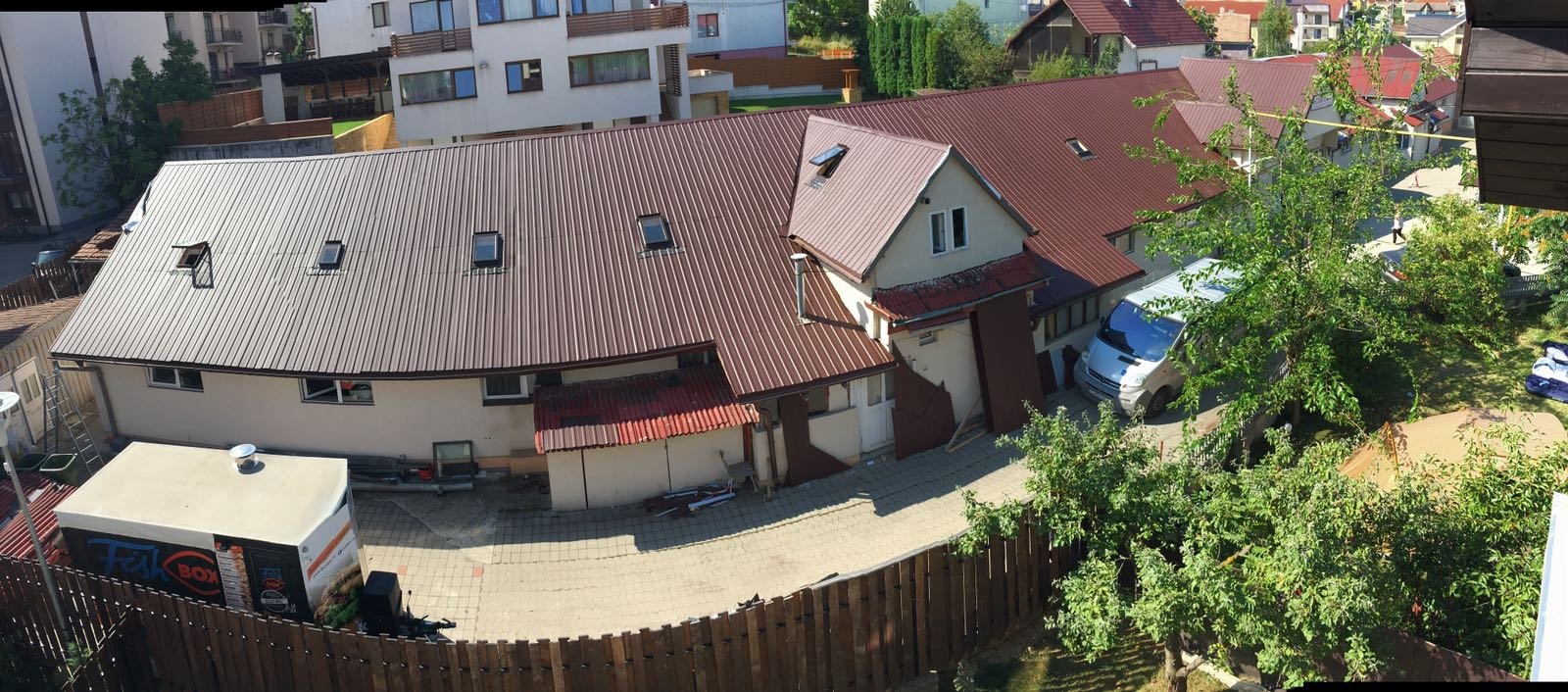 Het gebouw van Caritatea in Cluj-Napoca, gezien vanaf het nieuwe dak